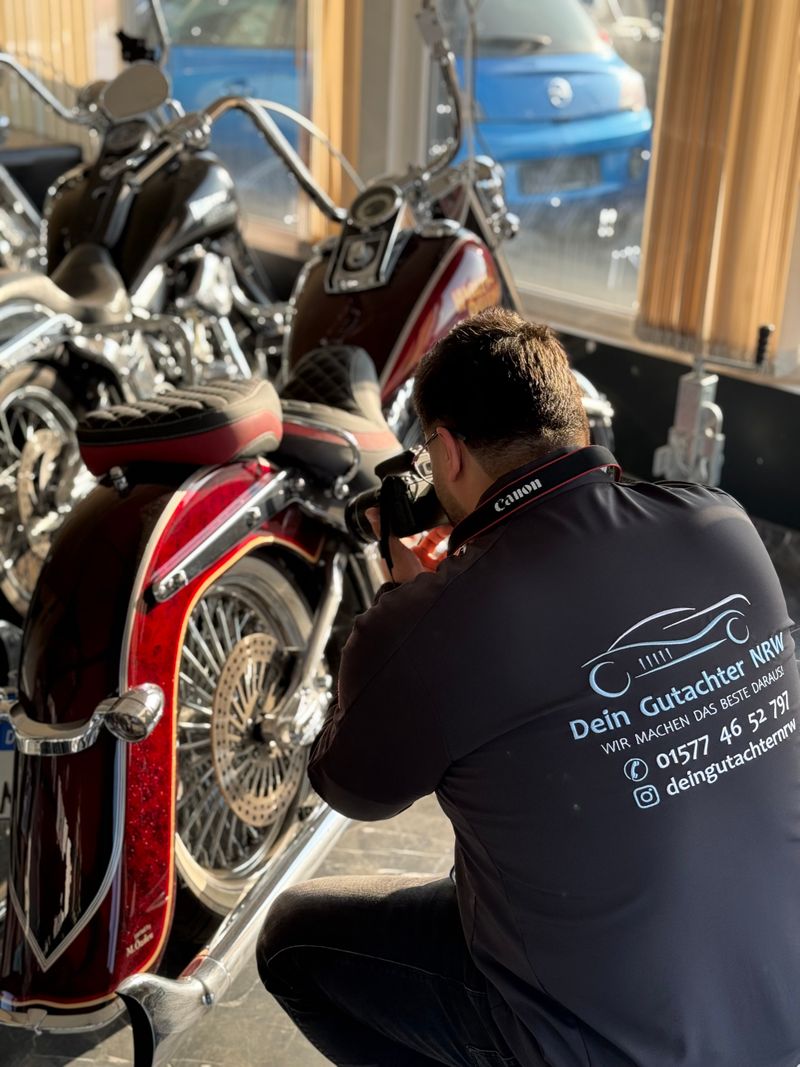 Schadensaufnahme an einem Motorrad