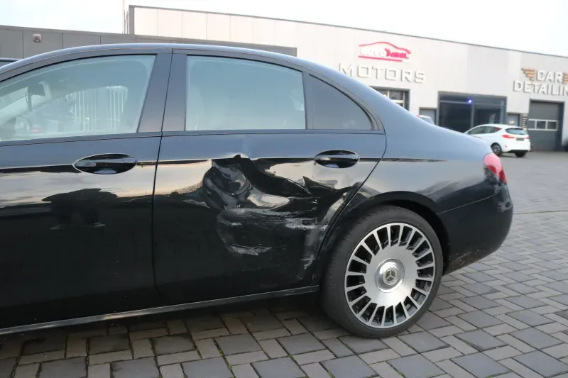 Mercedes-Benz W213 mit Streifschaden an der Fahrzeugseite