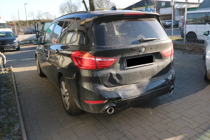 BMW 2er GT mit Heckschaden nach einem Auffahrunfall