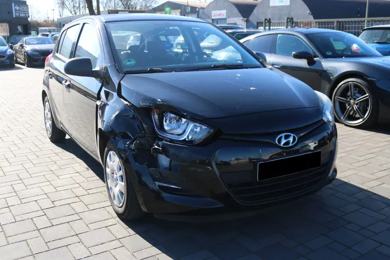 Hyundai i10 mit Unfallschaden an Front und linker Seite
